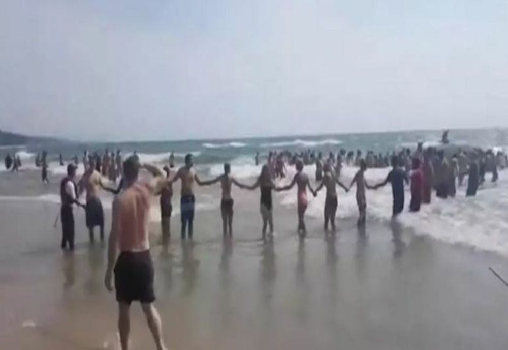 La ce ajută formarea unui lanț uman pentru salvarea unei persoane de la înec, din mare