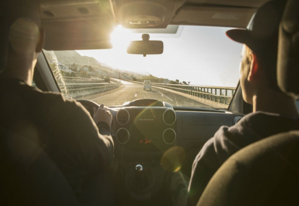 Un copil de 15 ani din Bihor a urcat la volan și a provocat un accident rutier, când a fost depășit în trafic