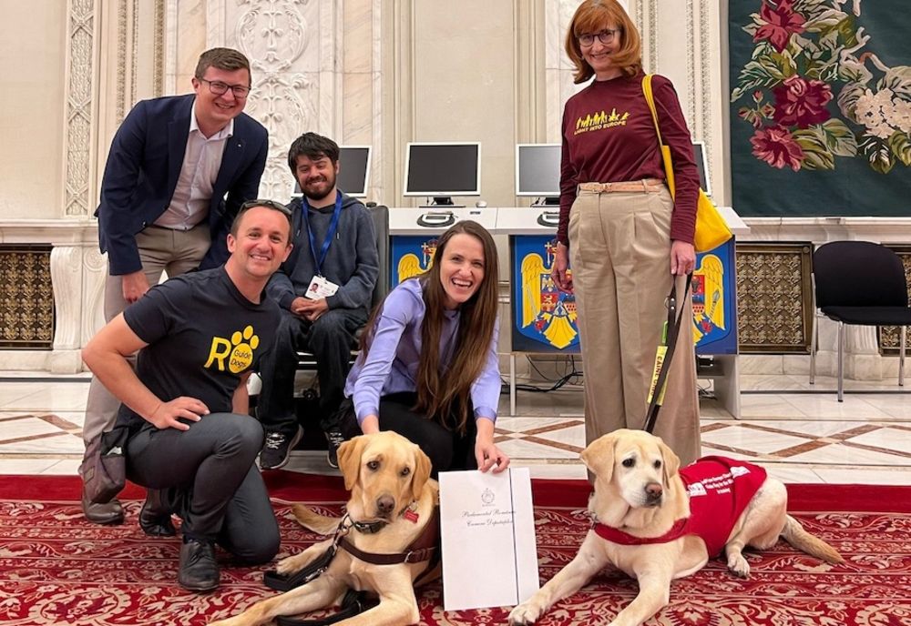 Câinii ghizi ai persoanelor nevăzătoare vor avea acces oriunde. Legea USR a fost aprobată de Parlament