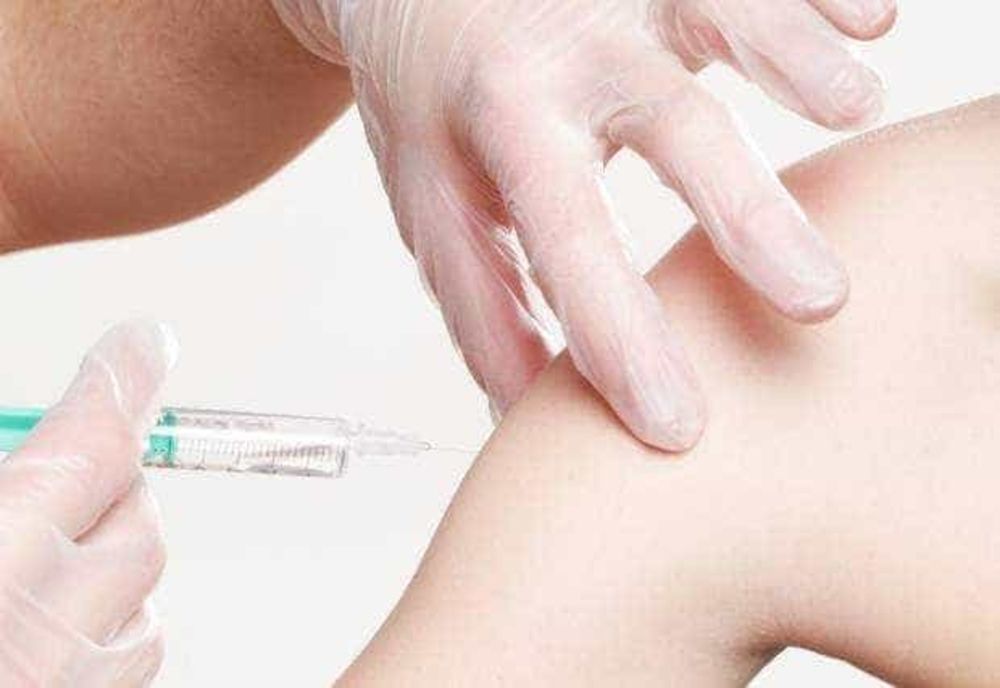 TINERII CU VÂRSTA CUPRINSĂ ÎNTRE 19 ŞI 26 DE ANI POT FACE GRATUIT VACCINUL ANTI-HPV