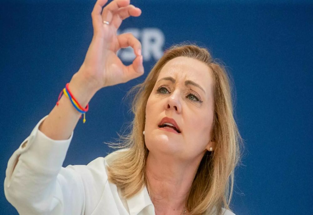 ELENA LASCONI SALUTĂ RESTRUCTURĂRILE ANUNȚATE DE ILIE BOLOJAN LA SENAT: „DACĂ VOR RĂMÂNE ARMATELE DE PILOȘI, NU FACEȚI NIMIC”