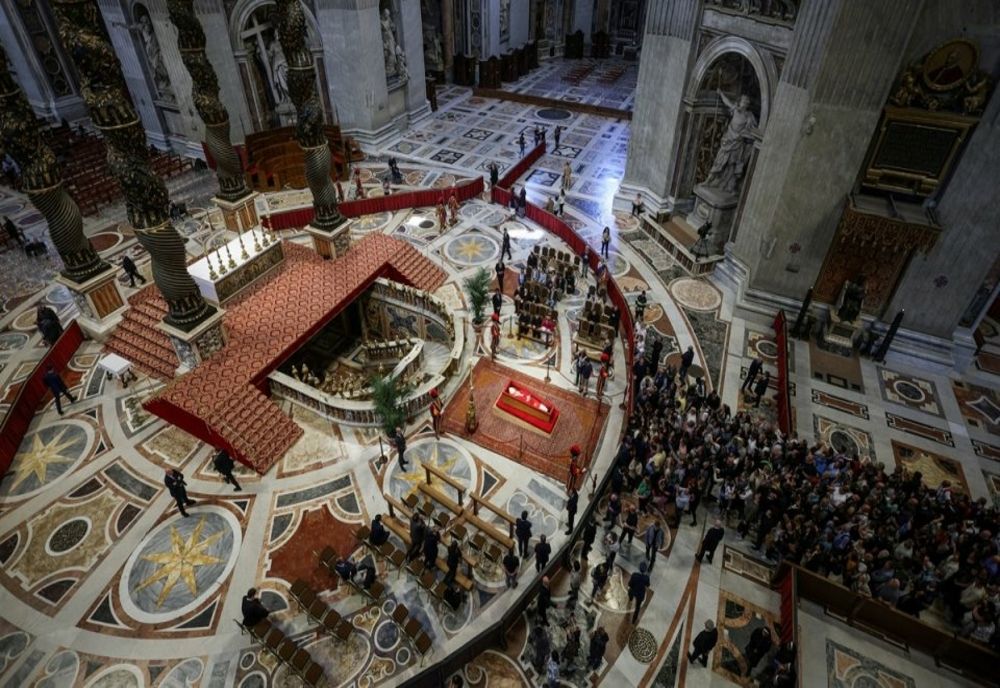 VATICAN: PESTE 128.000 DE PERSOANE AU TRECUT PRIN FAŢA SICRIULUI PAPEI FRANCISC