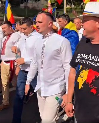 VICEPREȘEDINTELE AUR BIHOR, ROBERT SLIEDER, ALĂTURI DE COLEGII BIHORENI LA FESTIVALUL TRICOLORULUI DE LA TÂRGU MUREȘ: „UN EVENIMENT NAȚIONAL ȘI CULTURAL CARE A MERITAT DIN PLIN”