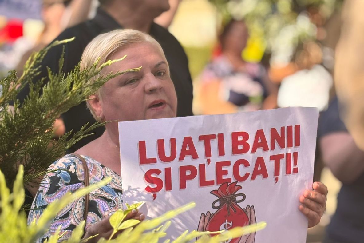 SUTE DE BIHORENI AU PROTESTAT AZI ÎN FAȚA PREFECTURII ÎMPOTRIVA PACHETULUI DE MĂSURI DE AUSTERITATE NEGOCIAT DE CUPLUL NICUȘOR DAN – ILIE BOLOJAN