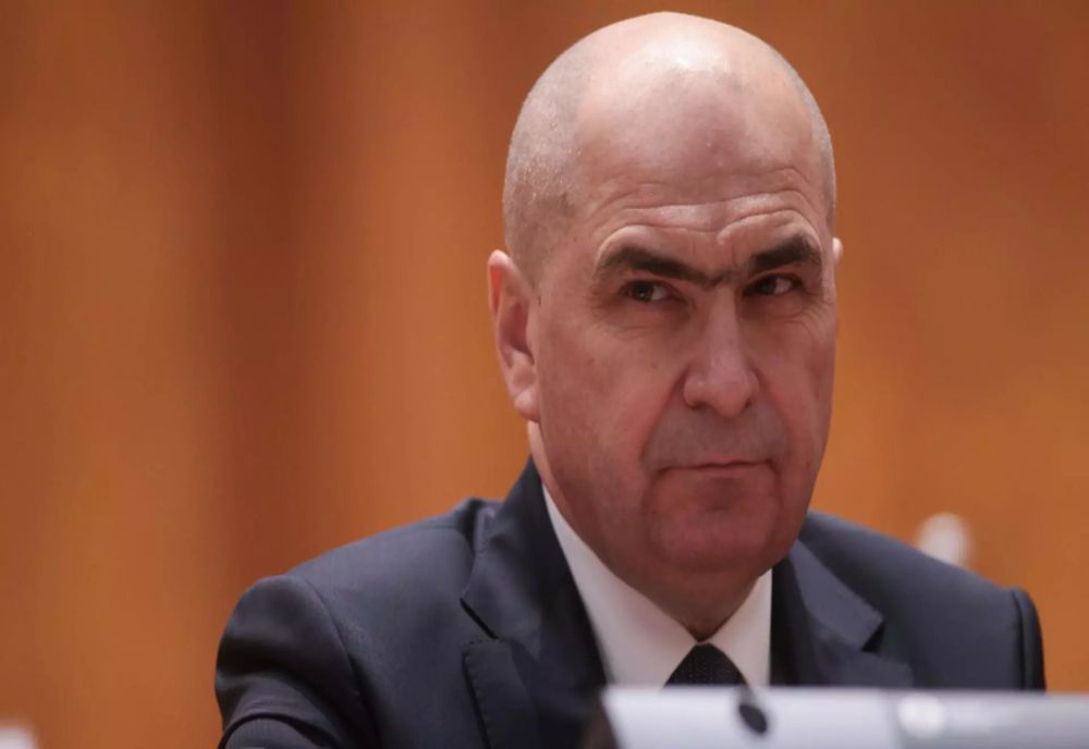 Bolojan fuge din nou de întrebările jurnaliștilor. Premierul refuză să transmită un mesaj românilor pe care i-a lăsat fără bani înainte de sărbători