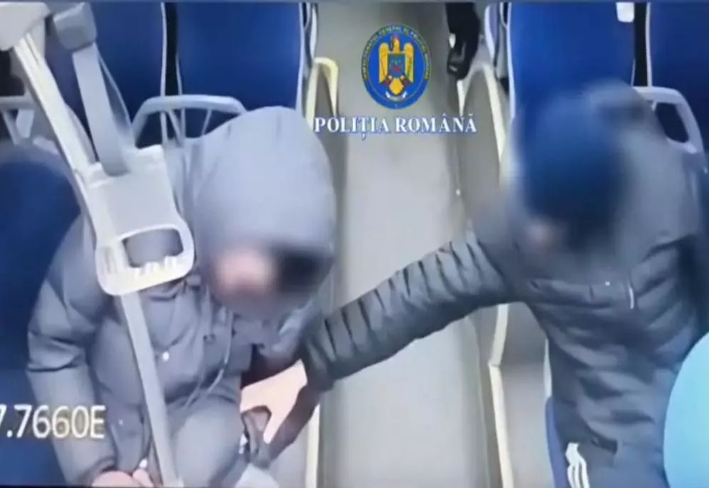 Un bărbat a rămas fără ceas după ce a adormit în autobuz. VIDEO
