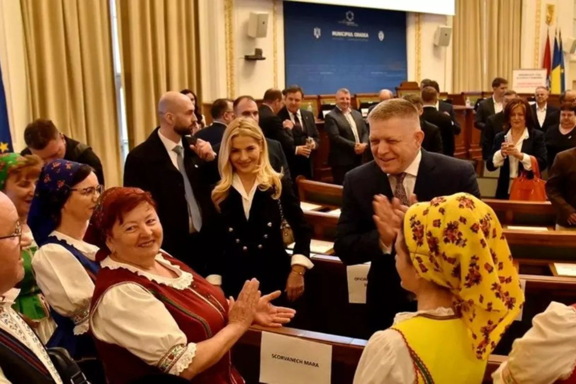 Premierul Slovaciei a cântat în cor piese tradiționale. Moment inedit la Oradea