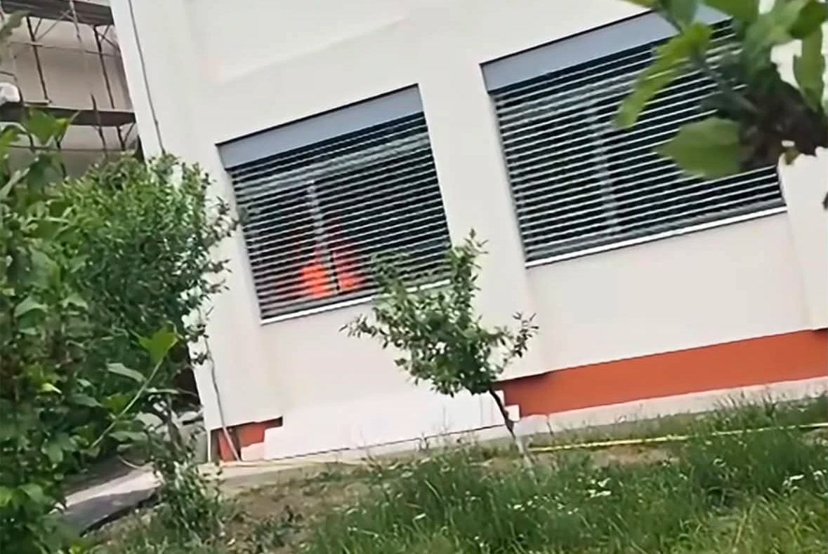 Incendiu la o școală gimnazială. Pompierii au intervenit urgent
