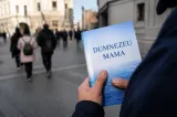 Fenomen îngrijorător în România. Mai mulți adolescenți susțin că au fost racolați pe stradă de secta„Dumnezeu Mama” -VIDEO