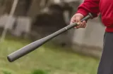 O adolescentă de 17 ani, din Covasna, a lovit un polițist în cap cu o bâtă