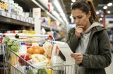 Românii cumpără tot mai puțin. Consumul a ajuns la cel mai scăzut nivel din ultimele 11 luni: datele INS