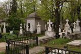 Scene revoltătoare în Cimitirul Bellu: doi tineri au ajuns în arest după ce au dansat pe morminte