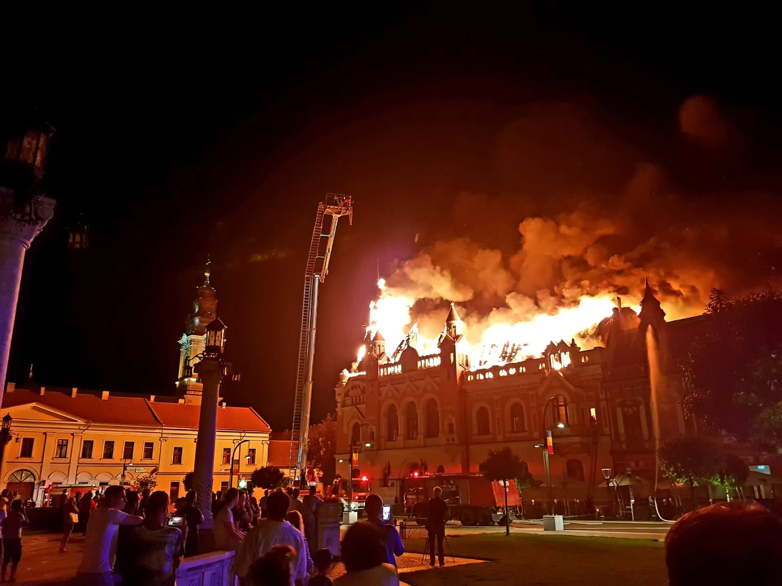 Incendiu de proporții la sediul Episcopiei Greco-Catolice din Oradea