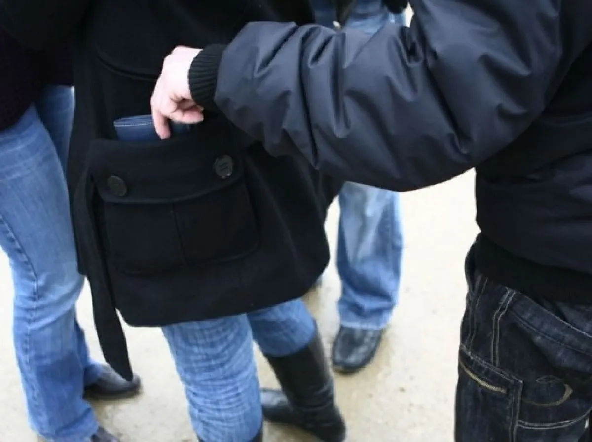 1-politist-sub-acoperire-a-urmarit-si-retinut-un-hot-de-buzunare