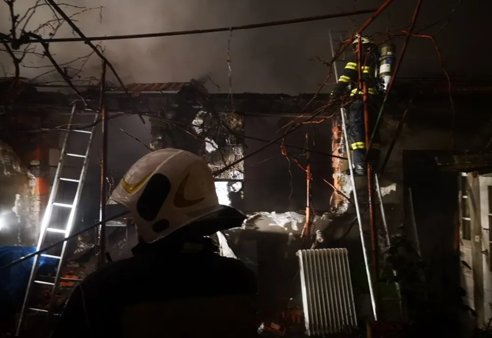 Incendiu de amploare în Oradea. Trei persoane au suferit atacuri de panica