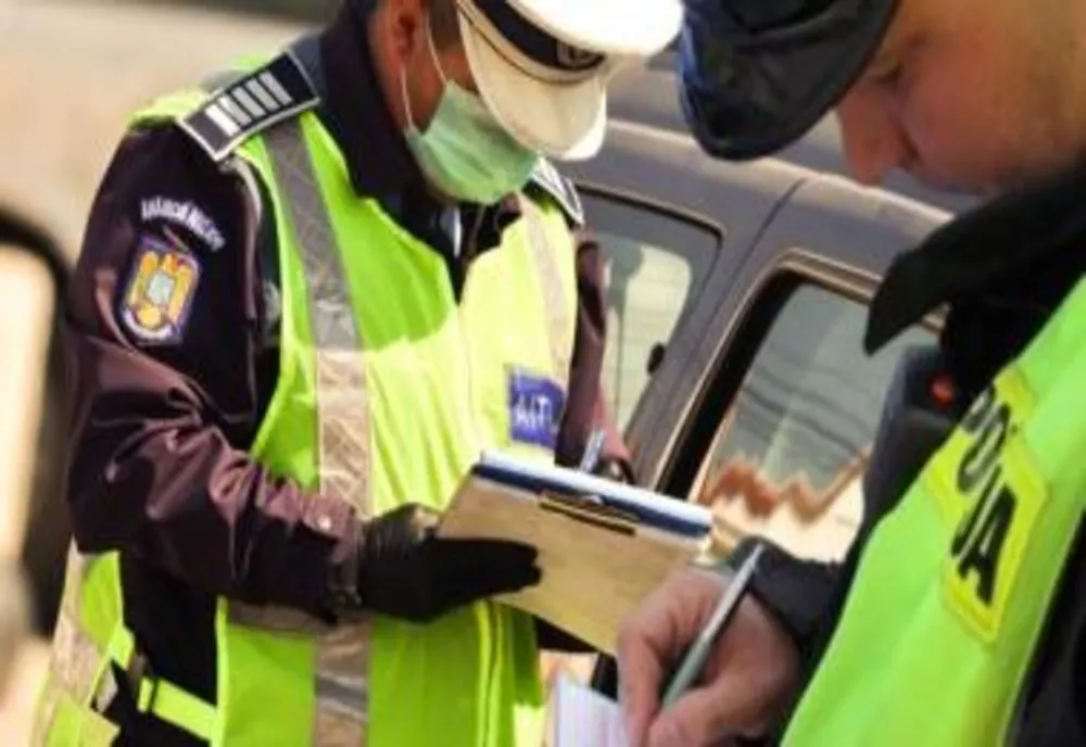 Peste 90 de participanți la trafic, amendați de polițiștii bihoreni! Cinci șoferi au rămas fără permise