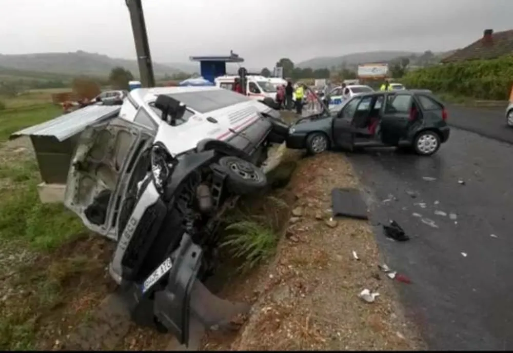 FOTO | Microbuz de transport persoane implicat într-un accident în judeţul Bihor