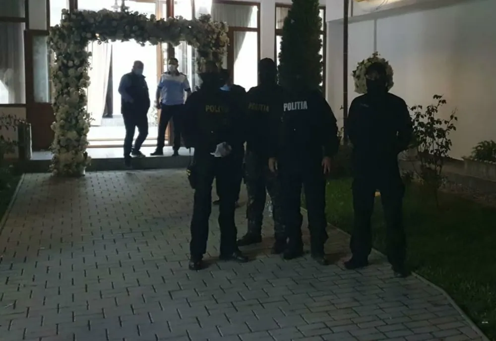 Nuntă întreruptă de poliţiştii din Beiuş! Participanţii au fost amendaţi