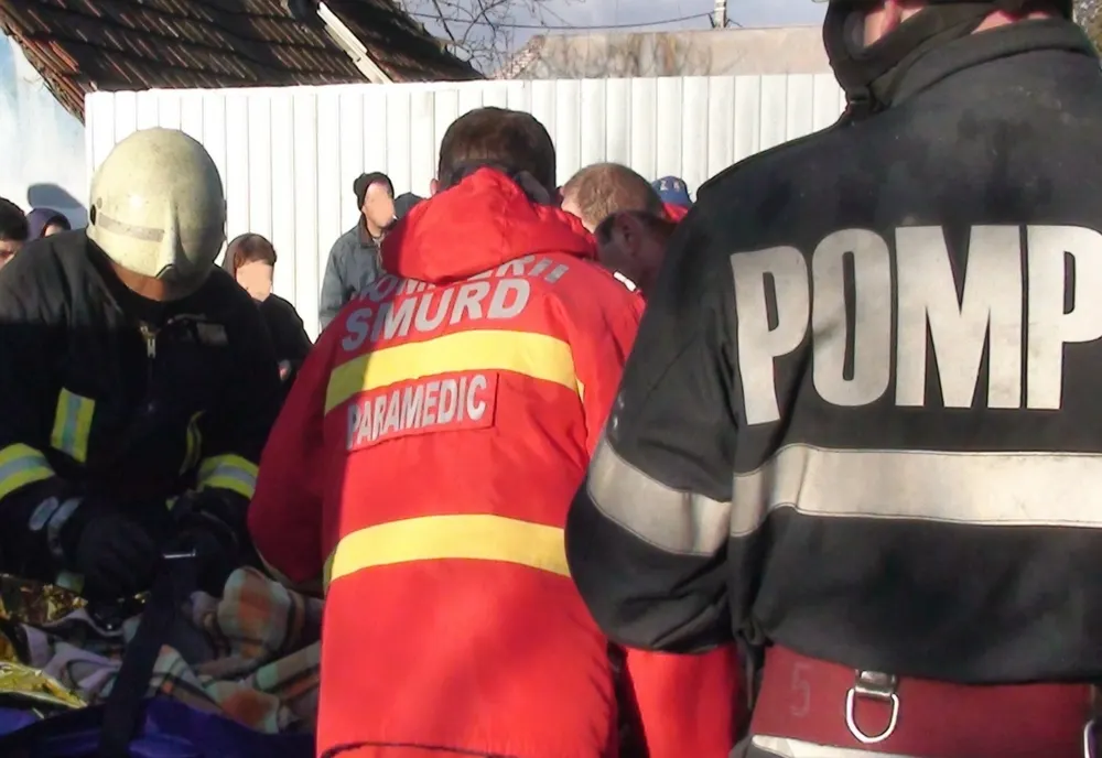 Un bihorean a suferit răni grave, după ce a adormit cu țigara în mână! Recomandările pompierilor