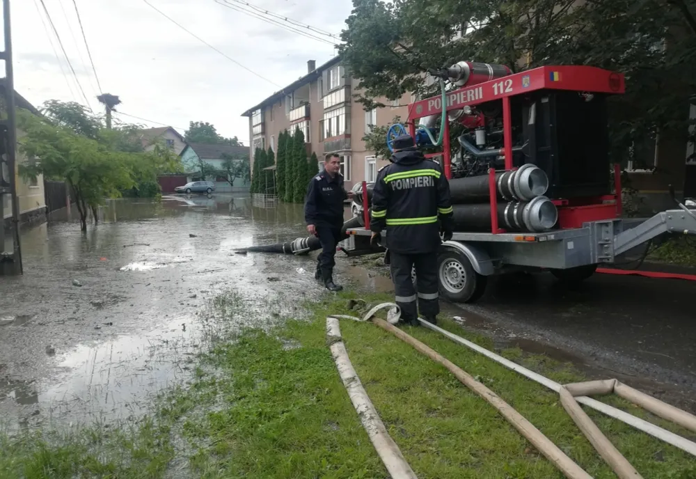 BIHOR: Gospodărie lovită de trăsnet și două curți inundate