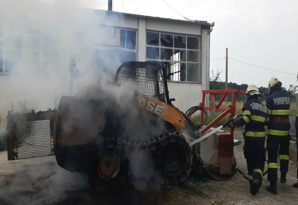 FOTO | Utilaj în flăcări, pe raza localității Oșorhei
