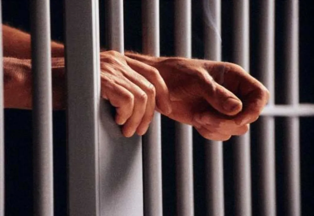 Orădean, condamnat pentru înșelăciune și fals, dus la închisoare de polițiști