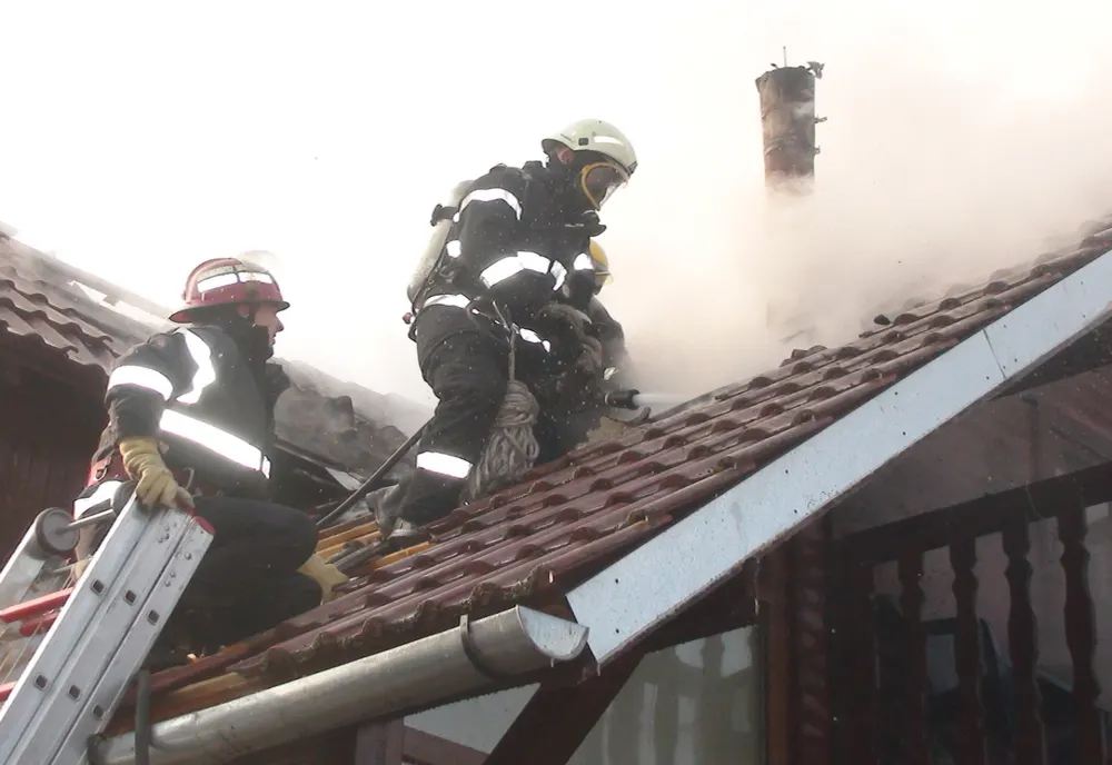 Două incendii provocate de coșuri de fum, în Oradea și Sălacea