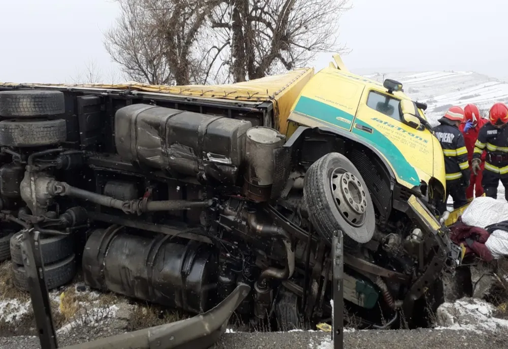 Accident pe şoseaua dintre Cluj şi Oradea! Un tânăr s-a răsturnat cu autotrenul (FOTO)