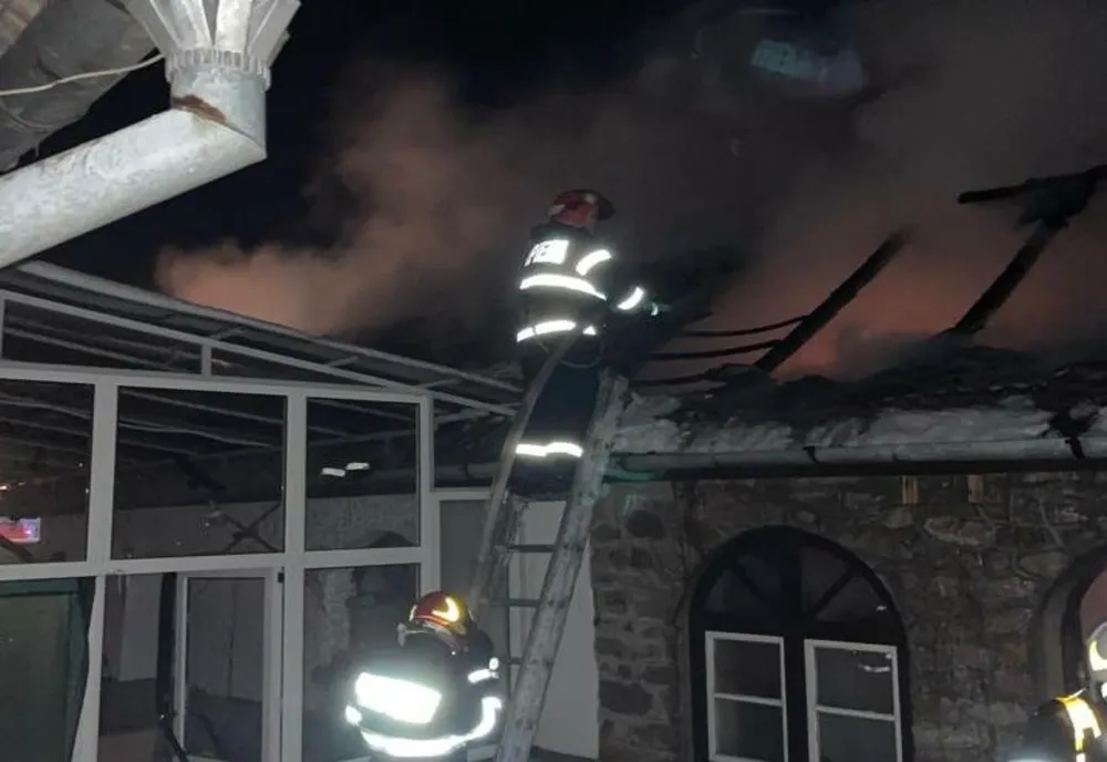 Incendiu violent la o gospodărie din Ciumeghiu, produs, cel mai probabil, din cauza unei defecțiuni la centrala termică