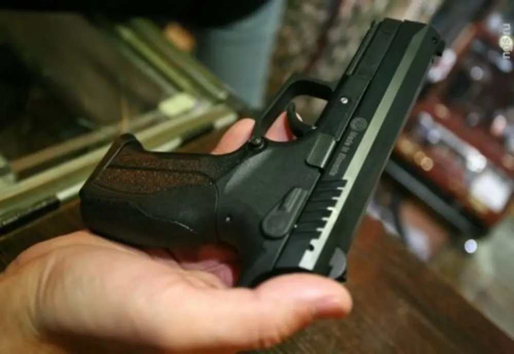 Tânăr ameninţat cu un pistol în urma unui accident rutier în Oradea! A fost obligat de celălalt şofer să îi dea bani