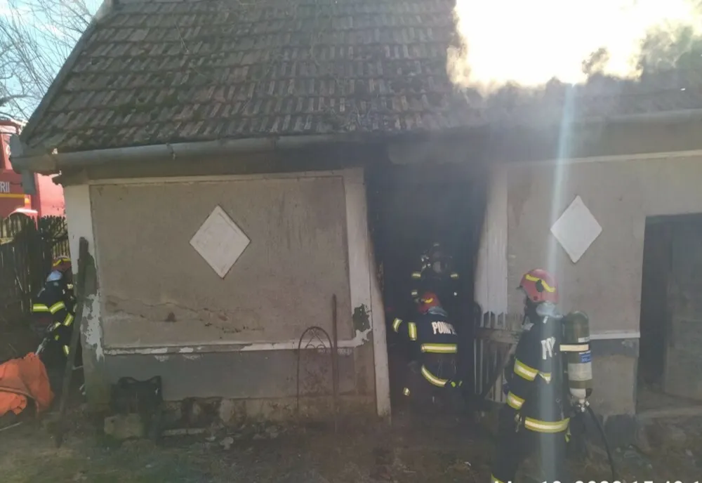 Tragedie într-un sat din Bihor! Un bărbat a murit după ce a adormit cu ţigara aprinsă (FOTO)
