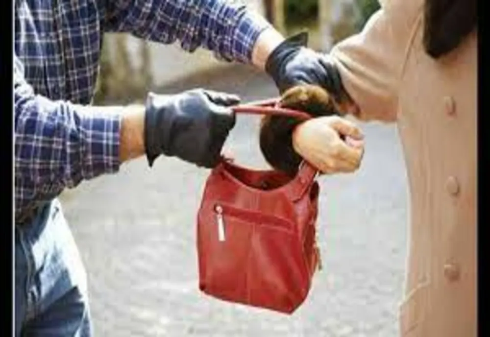 Tânăr de 17 ani reţinut după ce a tâlhărit 3 femei, într-o singură zi, în Oradea