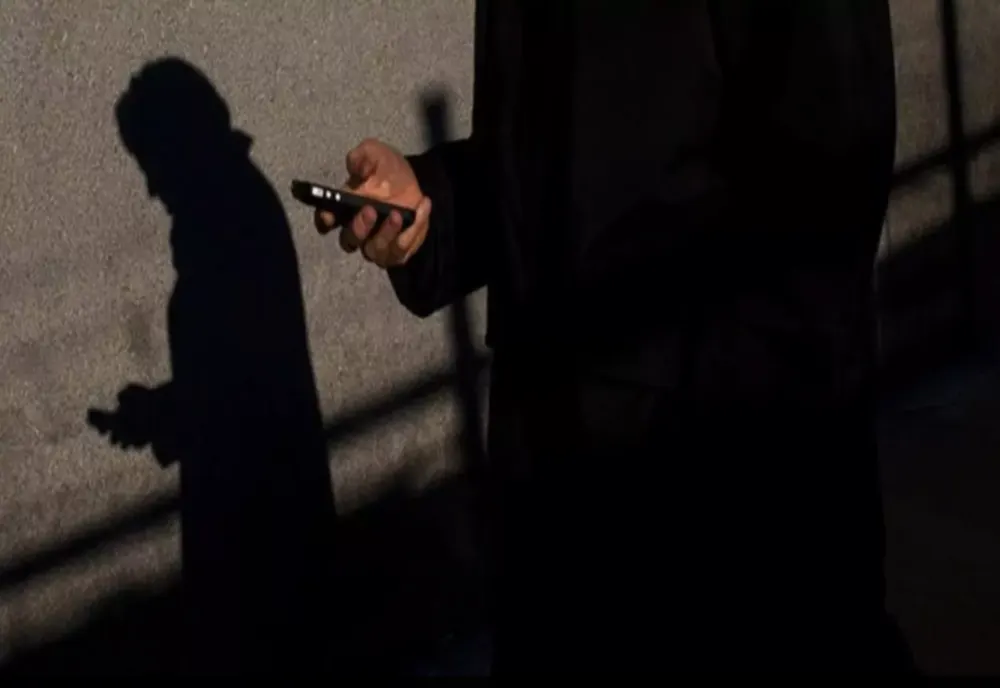 Tânăr de 18 ani atacat de un bărbat din Sălaj într-o staţie de tramvai din Oradea! L-a bătut şi i-a furat telefonul
