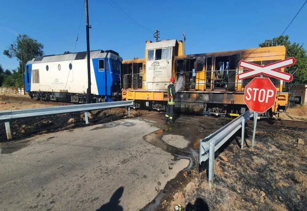  Locomotiva unui tren personal a luat foc pe ruta Oradea - Valea lui Mihai: 100 de călători evacuaţi (FOTO)