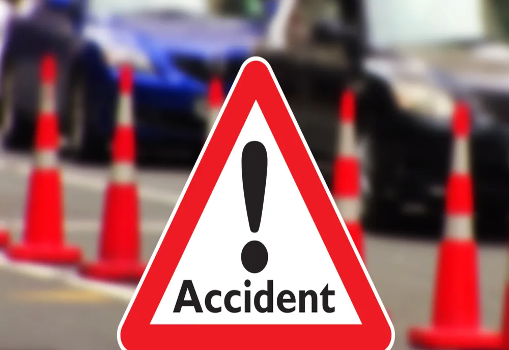 Autoturism intrat într-un stâlp, în Crăciunești! Trei bihoreni, răniți