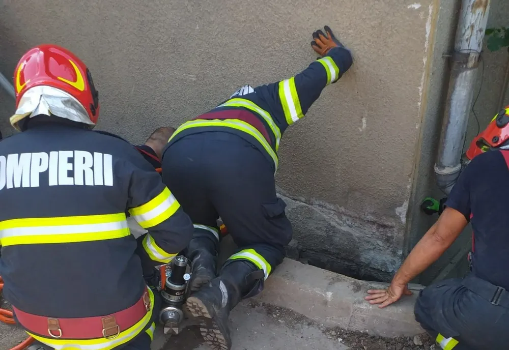 Doi bărbaţi au fost prinşi sub pământ în Oradea! Aceştia săpau lângă fundaţia unei case (FOTO)