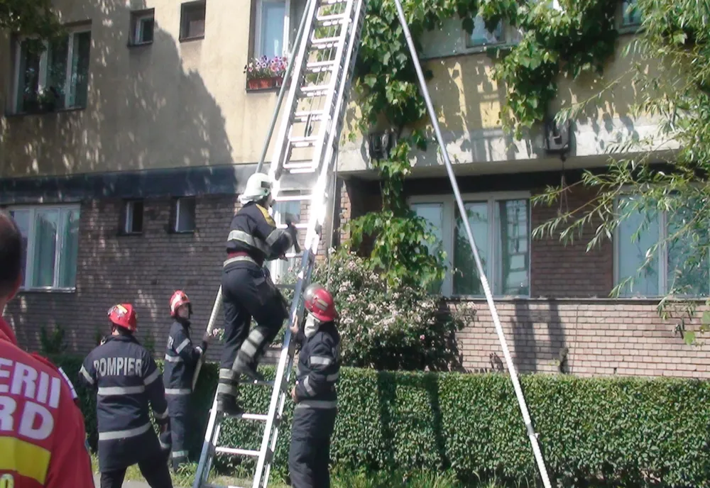 Fetiţă de doar doi ani salvată de pompierii din Oradea