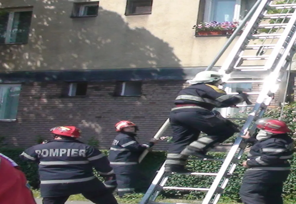 Doi copii, blocați în apartament, salvați de pompierii orădeni