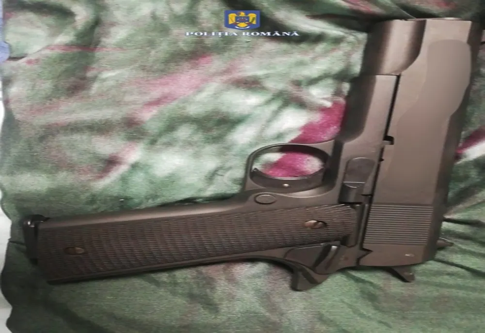 Percheziţii în Salonta! Arme şi ţigări descoperite şi confiscate de poltisti (FOTO)