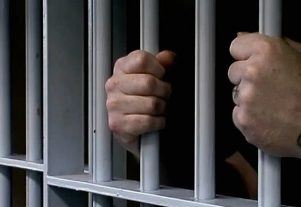 Bihoreni condamnați la închisoare, depistați și duși după gratii de polițiști
