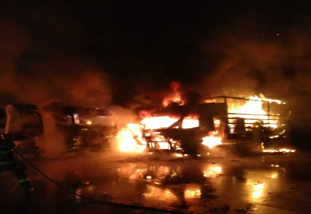 Incendiu de mari proporții în parcul auto al unei societăți comerciale din Oradea