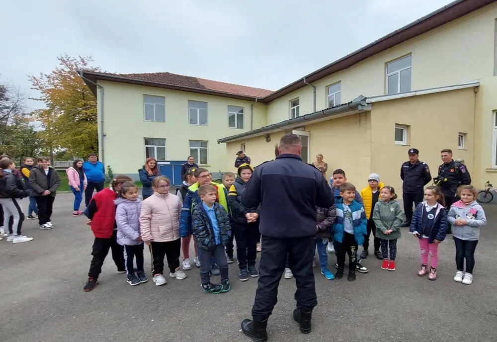 Pompierii militari bihoreni continuă activitățile de pregătire a elevilor în domeniul situațiilor de urgență