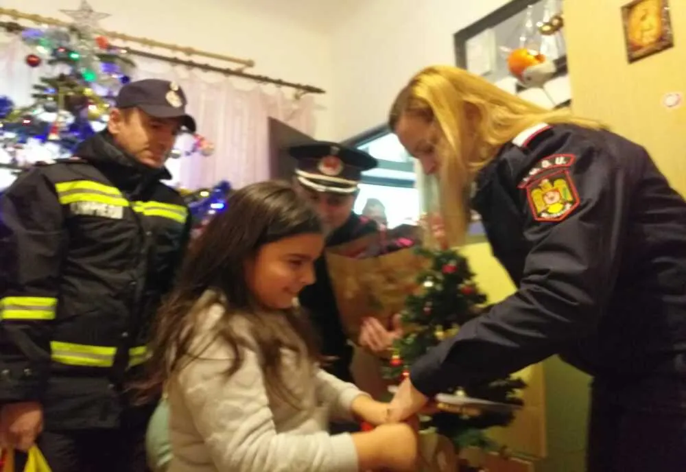 FOTO: Pompierii bihoreni au devenit ajutoarele “Moșului” pentru copii dintr-un orfelinat și 18 familii greu încercate de soartă