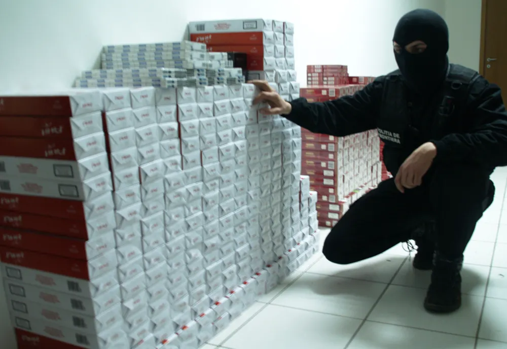 Peste 700.000 de ţigarete confiscate de poliţiştii bihoreni! Patru persoane au fost trimise în judecată