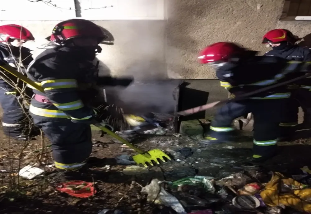 Explozie la subsolul unui bloc din Oradea! 40 de persoane au fost evacuate (FOTO)