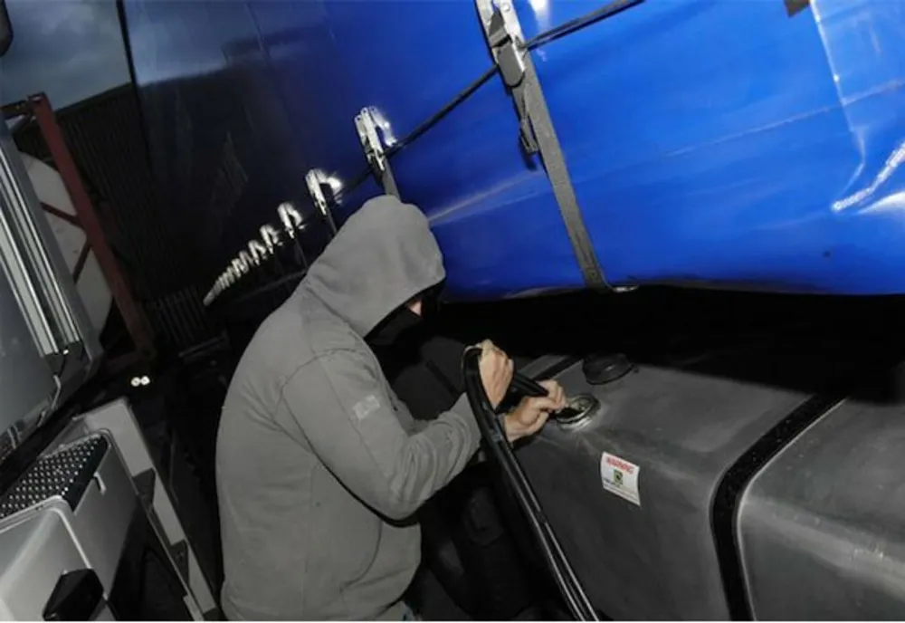 Orădean prins de poliţişti după ce a furat mii de litri de motorină! Cum acţiona