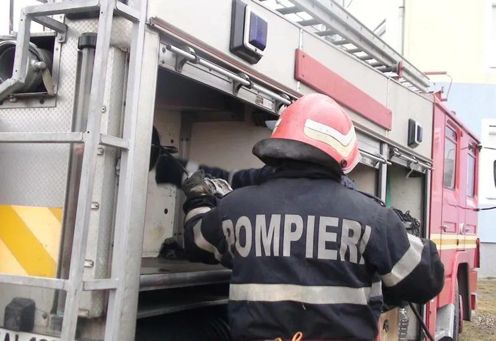 Incendiu într-un apartament din Oradea! O tânără a reuşit să stingă focul, însă a suferit arsuri