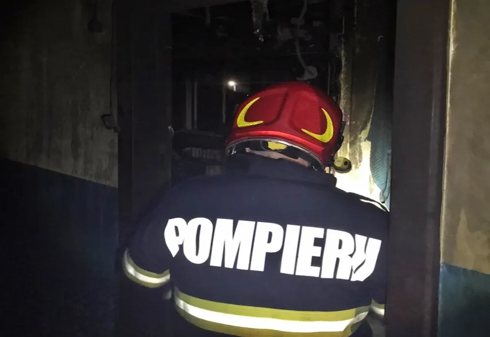 Tată și copilul lui de 9 ani, salvați în miez de noapte de pompierii orădeni