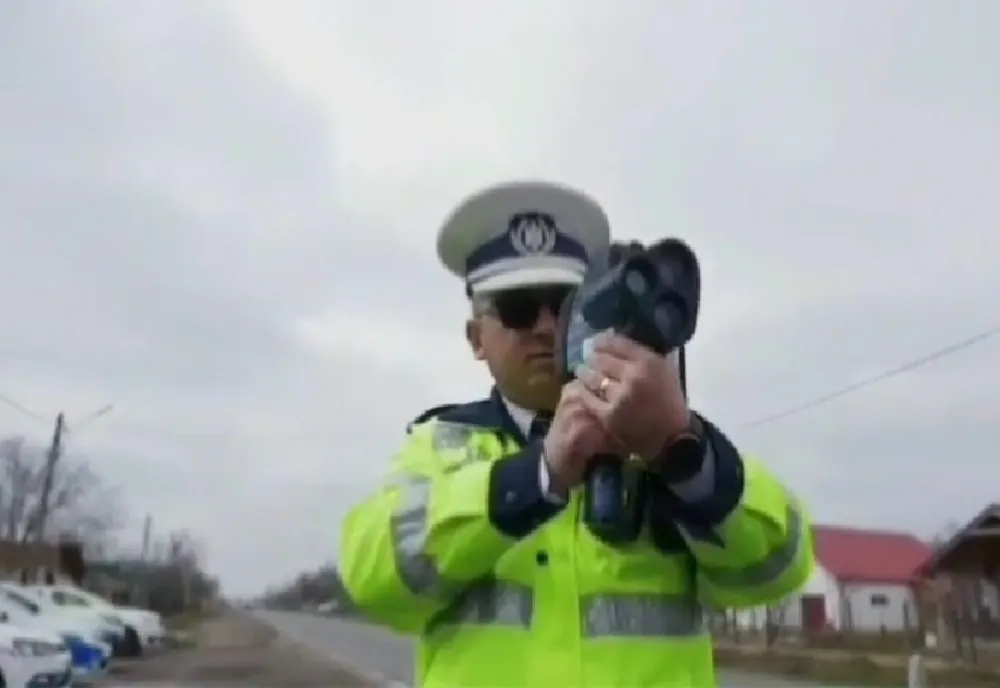 Vitezoman din Satu Mare, prins circulând cu 125 km/h într-o localitate din Bihor! Polițiștii l-au amendat și l-au lăsat fără permis
