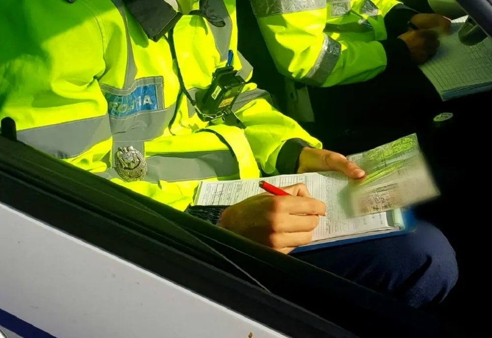 Aproape 100 de participanți la trafic, amendați de polițiștii bihoreni! Patru șoferi, lăsați fără permise